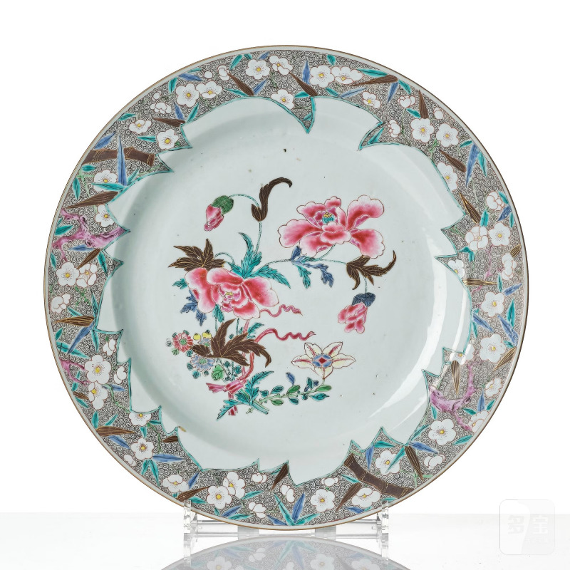 Two famille rose serving dishes and six dinner plates, - 图2